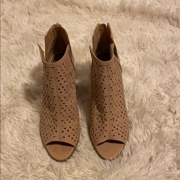 Size 9 Heels - Picture 2 of 5